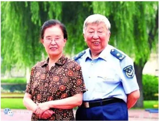 修身立德,培育爱国精神和情怀至关重要。我的老师乔羽同志曾说过:“真正的艺术家都有两只坚实的翅膀,一只翅膀托着坚定不移的爱国心,一只翅膀载着光辉灿烂的作品。”爱国,是全人类都推崇的美好而神圣的情感。一个没有祖国的人,你的身后将一无所有。爱是一种深刻的东西,又是一个具体的东西。爱你的故乡热土、爱你的父母、爱你的儿女,都是这种爱的体现。我在《复兴之路》中描写过这样一段诗意的爱:“山弯弯,水弯弯,田垄望无边;笑甜甜,泪甜甜,一年又一年;燕子飞,蜜蜂唱,坡前柳如烟;风暖暖,梦暖暖,这是我家园;最难忘,最难忘,妈妈脸上又见皱纹添……”我这一生是在用一种歌唱和赞美的方式来爱党爱国。如果活到100岁,我要继续奋斗15年,做一个真正站在时代琴弦上的放歌者!