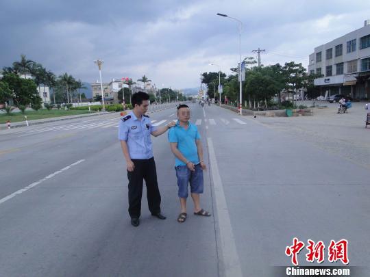 肇事司机指认现场。潘潞昕摄