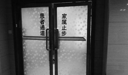 医院新生儿科室外，别人等来的是喜讯，可两名孩子的家人却悲痛欲绝。记者 崔晋涛 摄