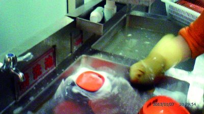 呷哺火锅被曝一池水涮五百餐具 消毒池大多闲置