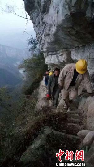 记者采访悬崖村:政府要用钢管重修“天梯”