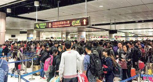 内地客赴港办年货迫爆罗湖口岸 部分店人流管