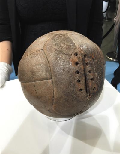 习近平向英国家足球博物馆赠送中国古代蹴鞠