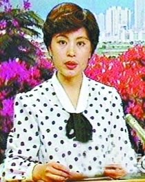 央视女主播服装20年变迁稳重端庄到年轻时尚_新
