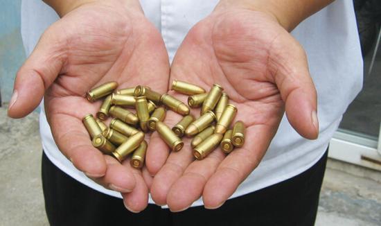 郑州巡防员垃圾桶内发现30颗子弹(图)
