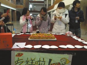 新疆大学生为消除误解请同学免费吃切糕(图)