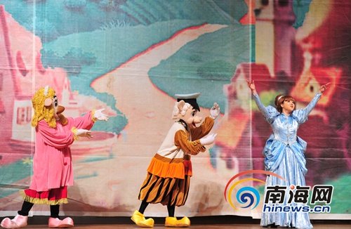 《灰<em>姑娘</em>与水晶鞋》海口上演 家长孩子共庆六