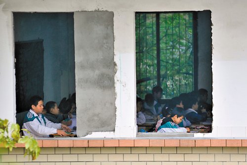 广州一所中学教室无门窗 校长称挫折教育(图)