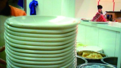 呷哺火锅被曝一池水涮五百餐具 消毒池大多闲置
