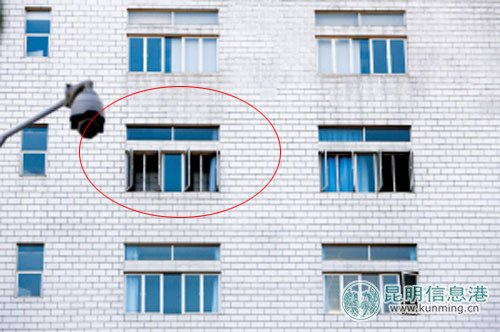 事发现场502（红圈内）的窗户还开着。记者张玉杰\摄