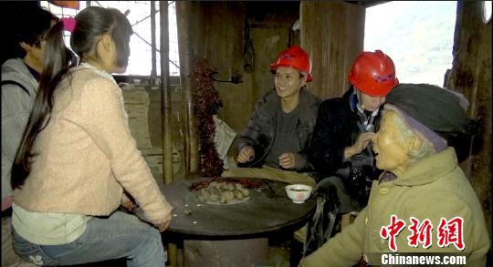 记者采访悬崖村:政府要用钢管重修“天梯”