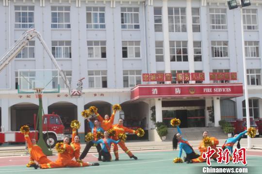 云南大妈跳消防广场舞 引爆全民“学消”热