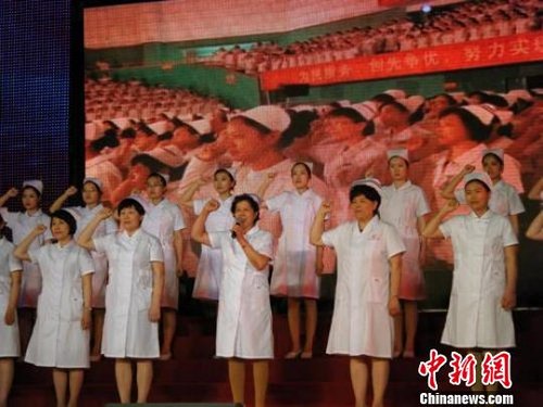 河北唐山4万白衣天使誓言秉承南丁格尔精神