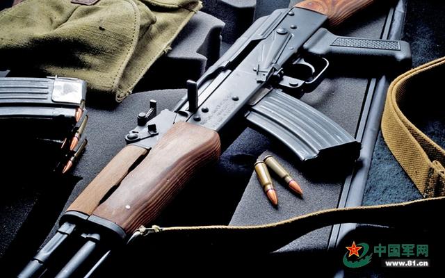 军迷对比美国M14自动步枪和苏联AK系列步枪