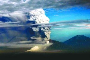 印尼火山喷发3小时致78人死亡 130万居民转移