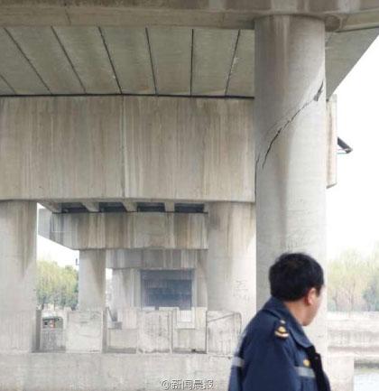高清图—上海松江的松蒸公路斜塘大桥被撞 桥墩开裂或坍塌