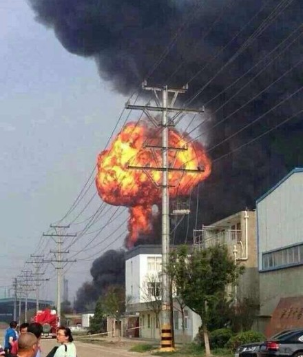 高清图—江苏淮安洪泽县城邦化工厂发生爆炸起火