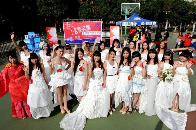 组图：武汉大学生用卫生纸制作创意婚纱