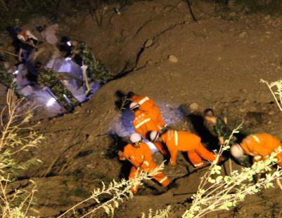 云南昆明一村间道路发生山体滑坡 5人被埋遇难