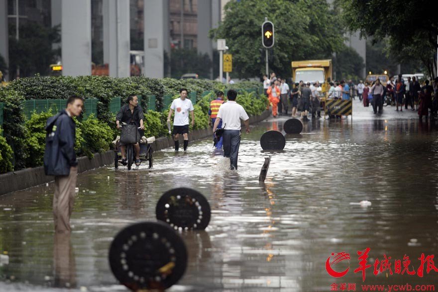 高清图:广州遭特大暴雨侵袭 重演"水浸街"