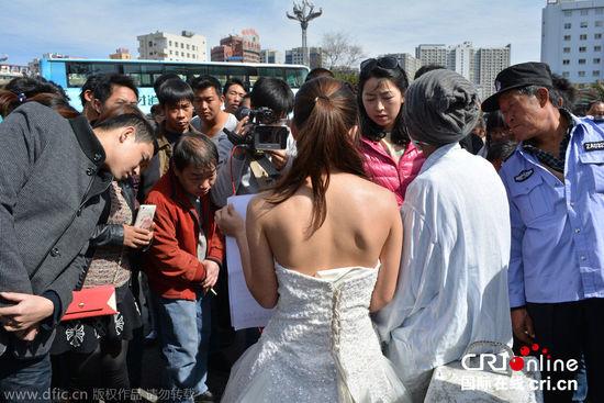 24岁女孩穿婚纱携患病弟弟在昆明火车站征婚(图)