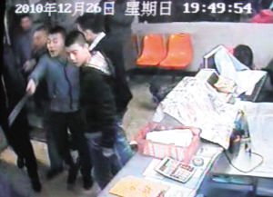 10余男子持刀打砸物流公司 踹伤刚做流产女子