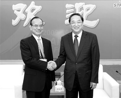 On June 15, when Yu Zhengsheng interviews the personage of cross-strait all circles that attends forum of the 5th channel with Lin Feng of Chinese Kuomintang vice-chairman handclasp. Hair of Xinhua News Agency