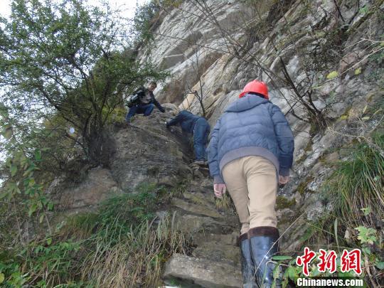 记者采访悬崖村:政府要用钢管重修“天梯”