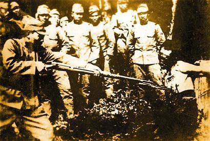 日军拍摄的老照片：刺杀中国人 遍地尸体