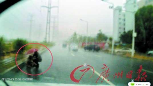 路虎车主雨中扶起老太:最多讹钱但讹不了命