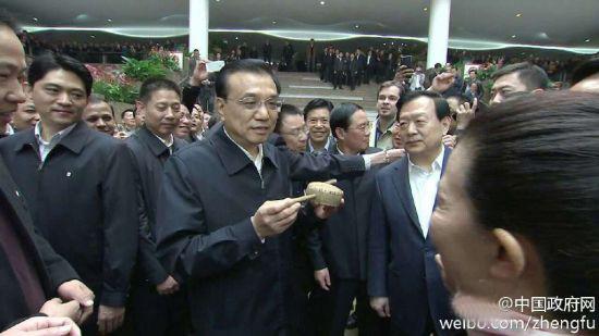 李克强摇响义乌拨浪鼓:义乌小商品是中国名片