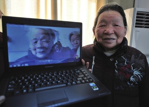 七十年没见了，闫玉英老人坚持要和网络视频上的姐姐合个影。