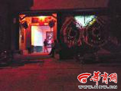 ����8ʱ�������˵Ĵ���ӵļ����ڰ�ɥ�£�����ڷ��Ż�Ȧ ���������ų��� 