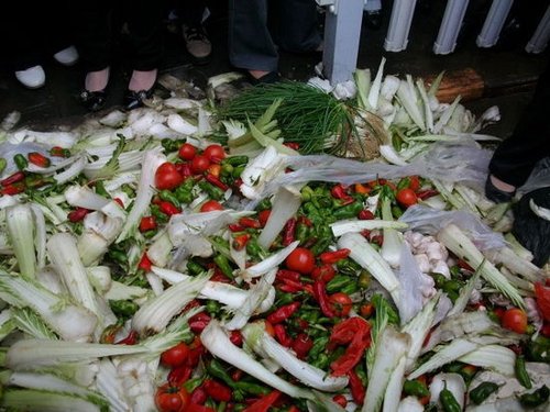 贵州遵义东风小学给学生吃烂菜引发家长聚集