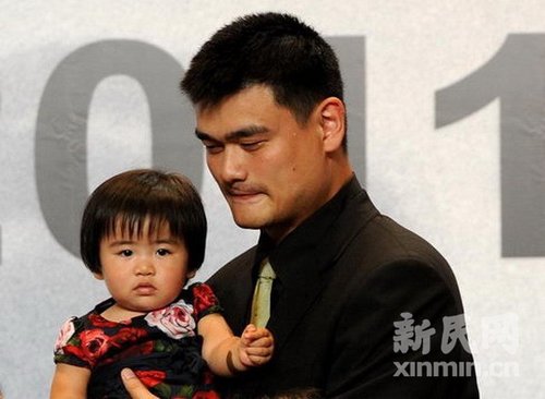 姚明全家首次集体公开亮相 与众人合影留念