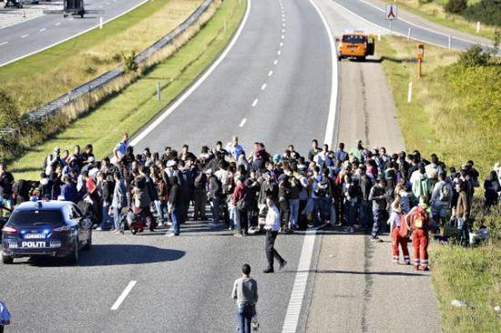 一批难民正从德国越境进入丹麦南部，希望以步行的方式前往瑞典。