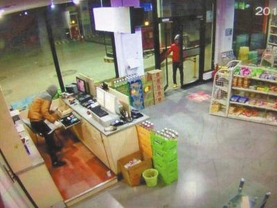 辍学少年模仿电影情节 3次持刀抢劫同一加油站
