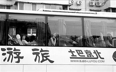 冒牌旅行社组团发横财 游客遭遇车祸索赔无门