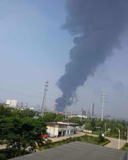 高清图—江苏淮安洪泽县城邦化工厂发生爆炸起火