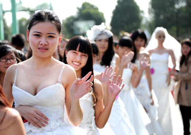 组图：武汉大学生用卫生纸制作创意婚纱