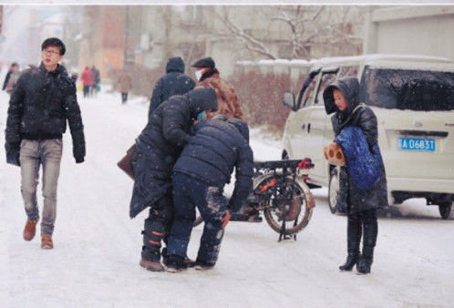 大爷雪中被撞倒