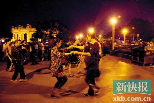 媒体调查广场舞乱象:普遍收费 高考学子买耳塞