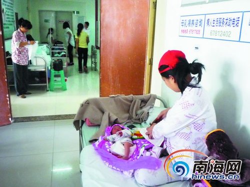 屯昌医院床位紧张 产妇无奈抱婴睡走廊当众喂奶