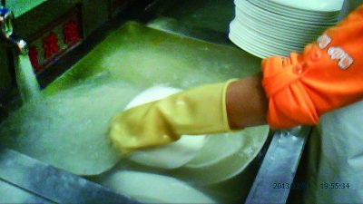 呷哺火锅被曝一池水涮五百餐具 消毒池大多闲置
