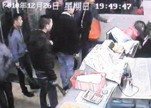 10余男子持刀打砸物流公司 踹伤刚做流产女子