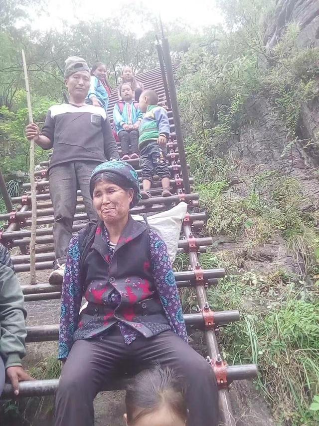 记者采访悬崖村:政府要用钢管重修“天梯”