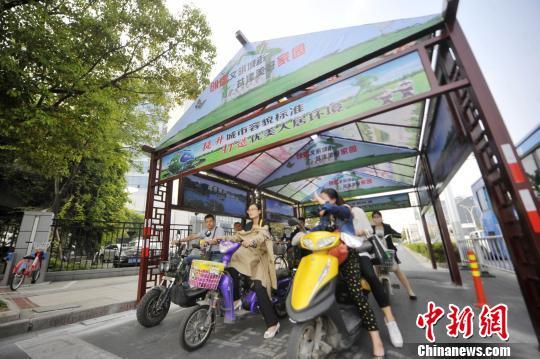 揚州建遮陽棚引爭議 官方：城管部門未批先建