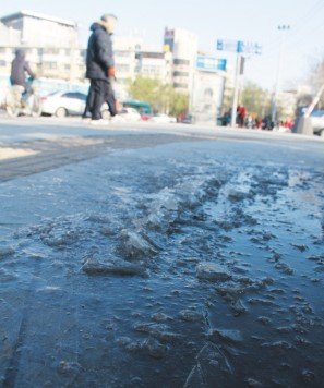 山东潍坊烟台等地降大雪 多地发出道路结冰预警