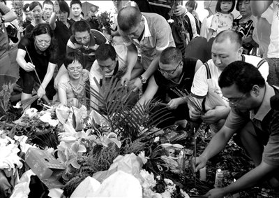 遇难者家属在事故发生地敬献鲜花悼念亲人(图