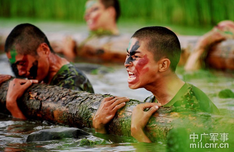 高清图:成都军区特种部队在丛林山地挑战极限